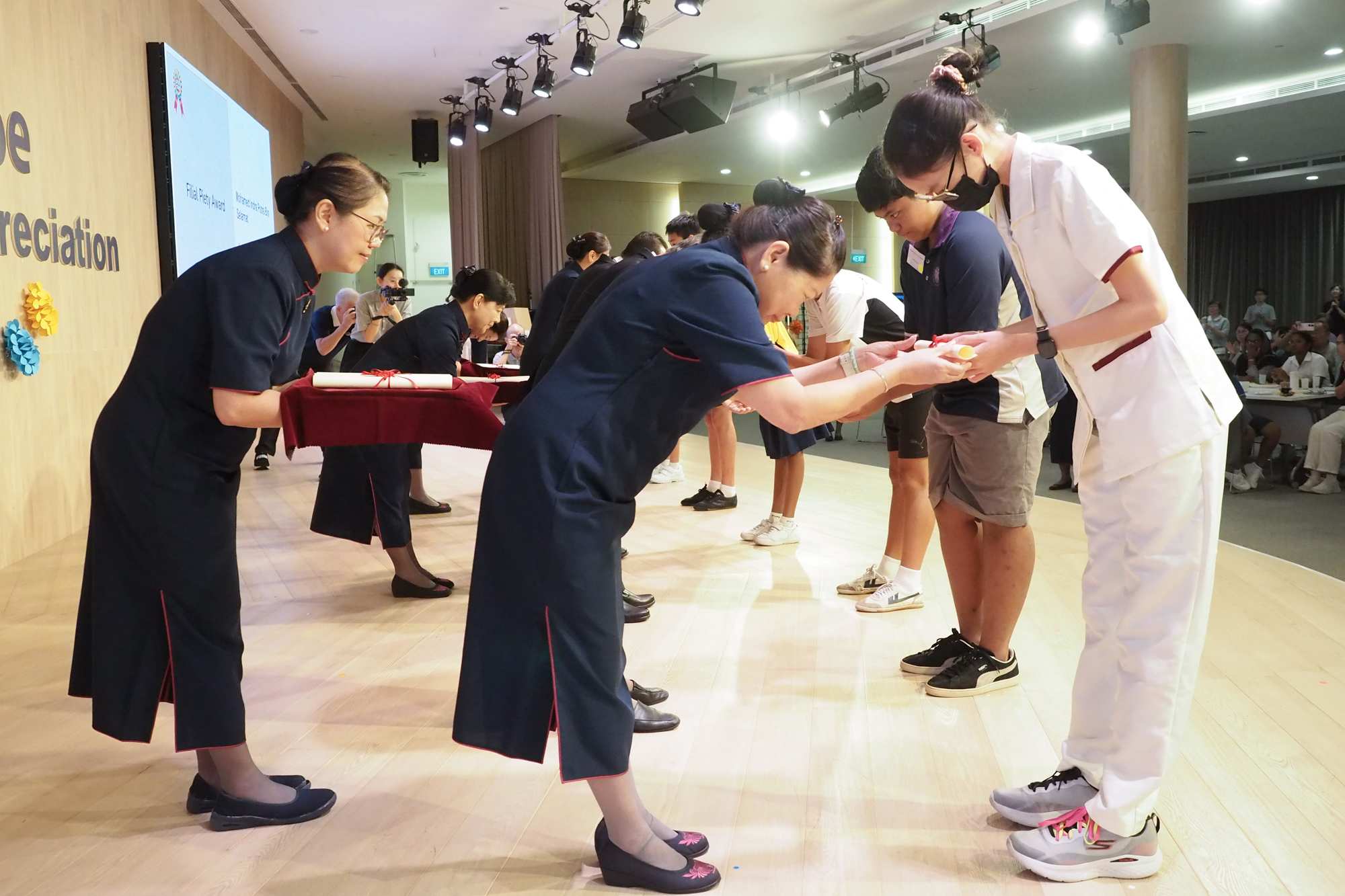 获奖者依序上台，与颁奖者互道感恩，场面温馨。摄/ 张谋盛