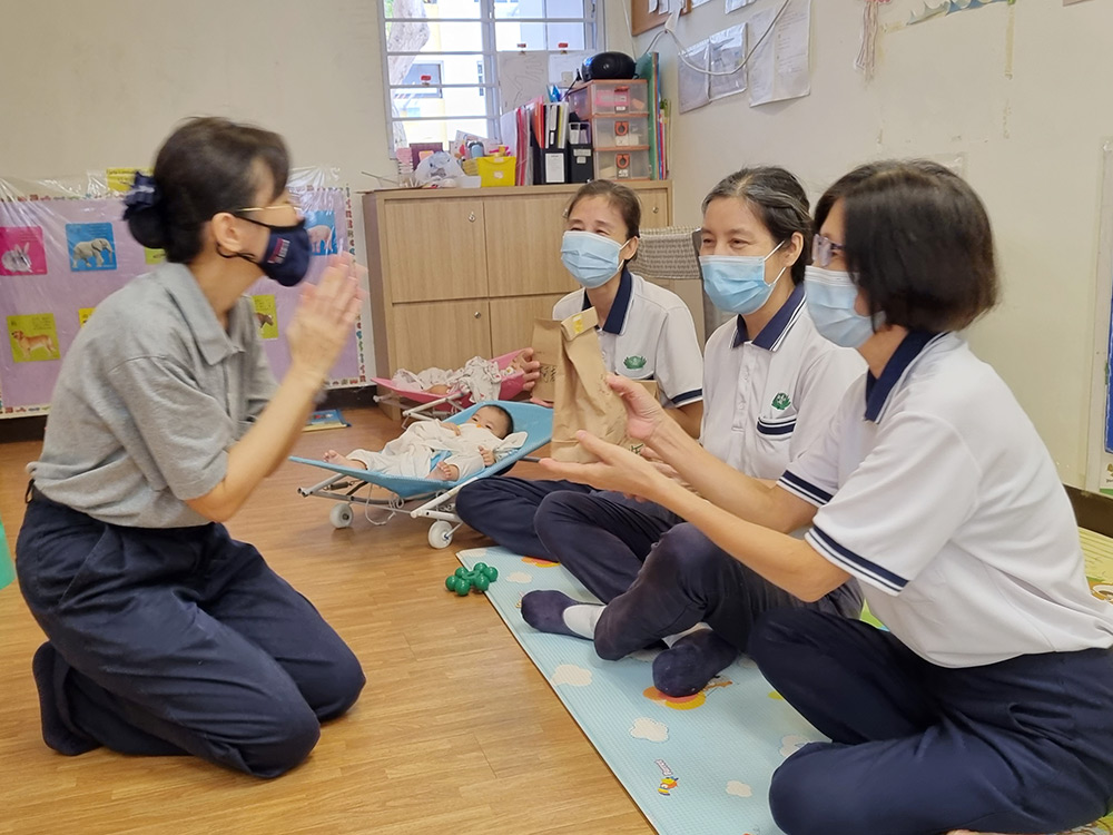 除了献上祝福礼包，主管与园长们也向婴儿部老师奉茶道感恩。(摄 / 刘慧珊)