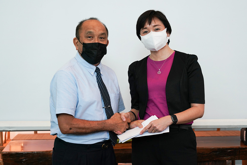 Volunteer Ng Chuan Lim (left) receiving the consolidated amount of donations on behalf of Tzu Chi. He expresses his gratitude to the guests present and to Zero Spot for providing Tzu Chi with the opportunity to share their journey towards sowing seeds of kindness around the world.