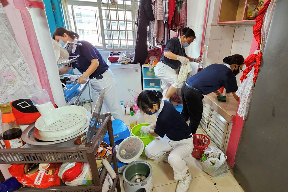 Volunteers Spend Labour Day Cleaning up the Home of a Single Mother 