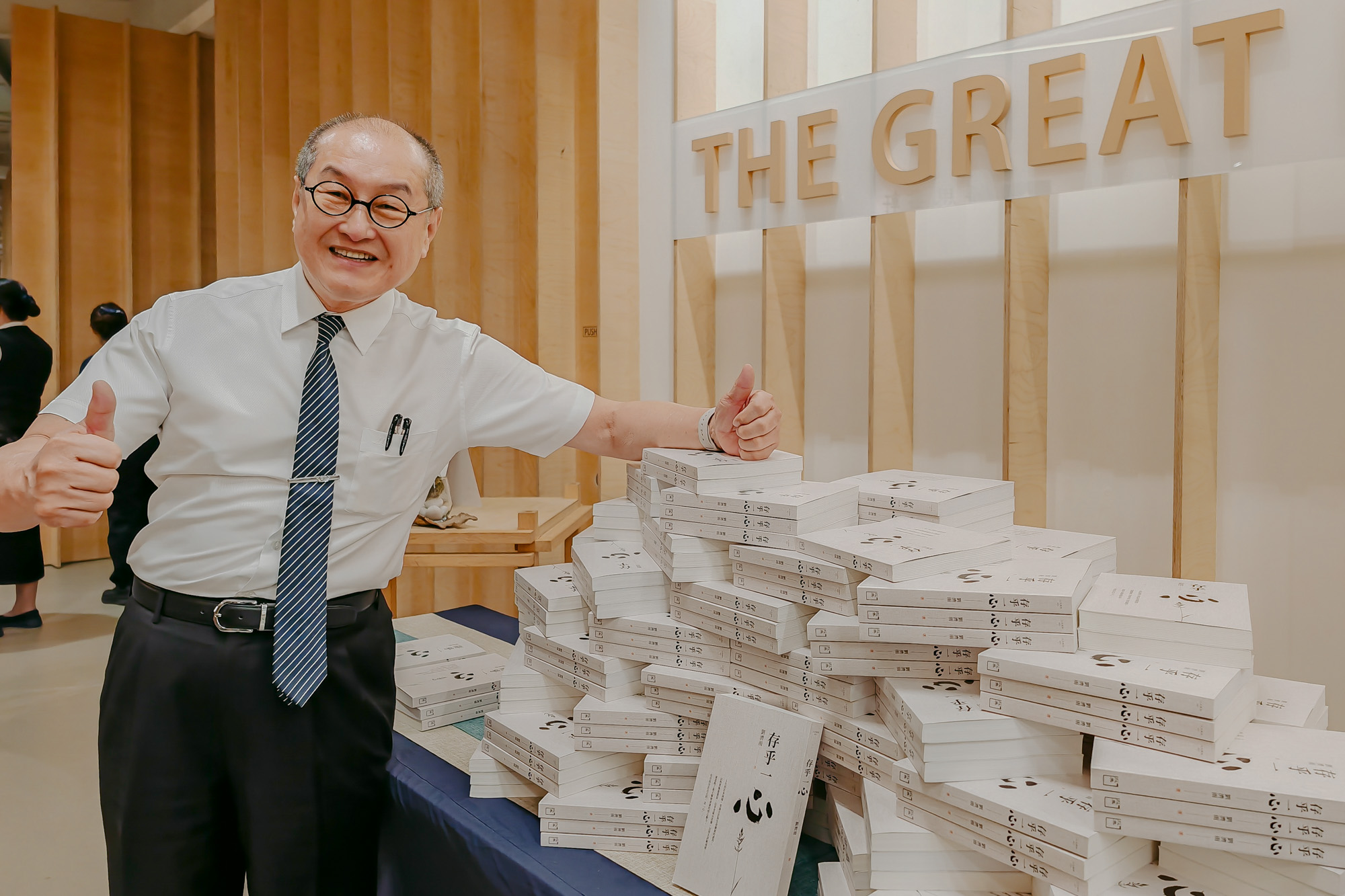 David Liu gifted a copy of the book to each audience at the book launch to foster a good affinity with them. Attendees could also scan a QR code to make a voluntary donation. (Photo by Wong Twee Hee)